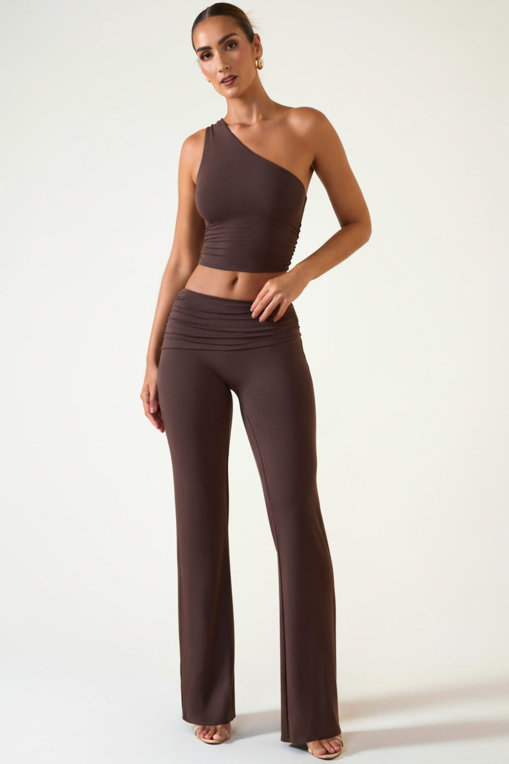 Oh Polly's Priscilla wearing the Hollis Trousers in Chocolate Brown Modal fabric perfect for weekend brunches